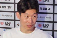 '무릎 괜찮나' 박지성 향했던 태클→직접 답했다 "병근이 형이 장난친 것 같아... 웃으며 사과했다" [수원 현장]