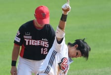 [포토] 김민석, 2루에서 아이돌 세리머니