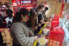 [르포]"라멘보다 맛있어요" 도쿄 한복판서 뽀글뽀글…일본 울린 매운맛