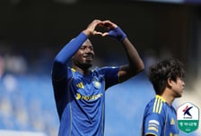 '5골 폭격' 울산, 광주 격파→단독 선두 서울과 단 1점 차... 포항 '2연패 수렁'