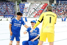 [포토] '반데사르의 따스한 손길' 신영록 향해