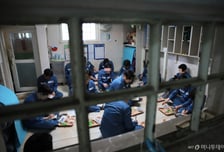 "씻다가 물 뚝" 7.4평에 20명 '빽빽'…63년 세월에 갇힌 교도소 비명