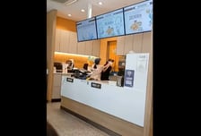 "리필 해줘" 콜라 쏟더니 난동...계산대 뒤엎고 여직원 때렸다