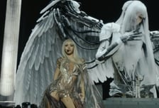 블랙핑크 리사, 코첼라 뒤집은 '백발 타락천사'…무대도 의상도 압도적