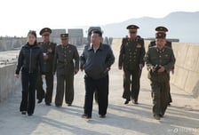 '집속탄' 달고 또 탄도미사일 발사한 북한…김정은, 딸 주애와 참관