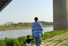 둘째 임신 이다인, 이승기·딸과 산책…"내 모든 것"