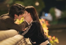 '21세기 대군부인' 아이유♥변우석, 담벼락 입맞춤→야구장 셀카...'설렘 훈훈'