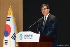 퇴임하는 이창용 총재 "금리 동결도 결정…딜레마 표현 동의 못해"