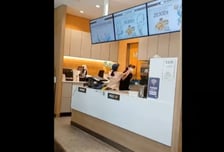 "리필 거절하자 여직원 얼굴 폭행"...맘스터치 난동 여성 근황