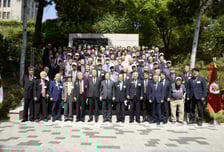 '4·18 고대생 의거' 66주년…고려대, 재학생 1000명과 헌화식