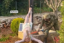 군복 입고 예수상 망치로 '쾅'...이슬람 아닌 '이스라엘' 병사였다