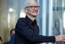 "잡스 없는 애플? 과연" 우려 씻었다...시총 10배 키운 팀 쿡, CEO서 물러나