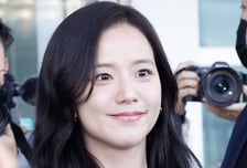 '강제 추행' 친오빠 불똥 맞은 지수…출국 하루 전 공항 취재 취소