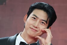 '10년 연애' 옥택연 청첩장엔 "서로에게 10점 만점에 10점"