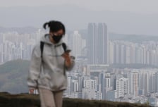 평소처럼 담배 한 모금 후욱?…황사·미세먼지까지 폐 속에 쓸어 담았다