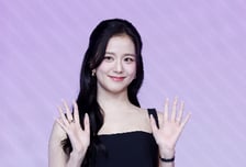 블핑 지수 "피 철철 흘러도 밴드만"…친오빠 '추행' 논란에 상처 재조명