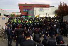 삼각김밥·라면 빠지고 매출 30% 줄었다…CU 가맹점주들 '눈물'