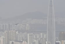 [오늘 날씨] 황사에 뿌연 하늘…출근길 마스크 필수