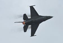 "취미로 찍어, 어려서 몰랐다" 전투기 무단 촬영 중국 10대들…실형 구형