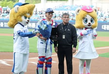 [포토] 강민호 'KBO 최초 2500 경기 출장'
