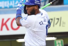 [포토] 디아즈, 밀어쳐 첫 안타