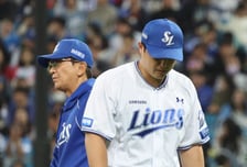 [포토] 4회 교체되는 최원태
