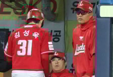 [포토] 이숭용 감독 '김성욱 득점으로 승부는 원점'