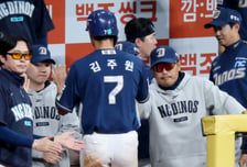 [포토] '이호준 감독 축하받는' 동점주자 김주원