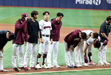 [포토] '2-1 승리, 팬들 응원에 감사인사' 안우진과 선수들