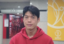 "뼈 안 부러졌는데 왜 쉬어요?" 들것 실려 갔던 최준, 서울 선두 지킨 '강철 갈비뼈'... "쉬는 것보다 뛰는 게 낫다" [상암 현장]