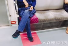 임산부석 앉은 임산부에 "비켜" 발로 '툭툭'…노인 막말에 눈물 '핑'