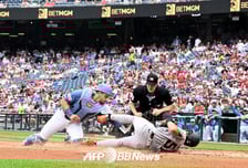 '충격' 이정후 '황당+무모' 홈 질주→교체 OUT 왜?... 알고보니 3루 코치가 위험한 지시 내렸다 '김혜성 1안타+1타점-오타니 CHOO 넘고 새 역사' [LAD-SF 리뷰]