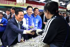 [현장+]"또 오셨네" "팬이에요"…통영 찾은 정청래 "이순신처럼 연전연승"