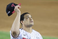 '우승 영웅이 어쩌다' LG 치리노스, '외인 교체도 고려 중' 팔꿈치 통증→엔트리 말소... 대체 선발은 이정용 [잠실 현장]