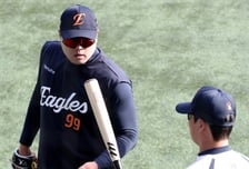 [포토] '노시환 배트에 관심보이는' 류현진