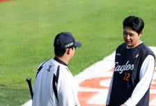 [포토] '1군과 동행' 노시환,  캡틴 채은성과 이야기나누며