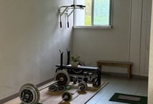 "아파트 복도가 헬스장?" 벽 뚫고 기구 '쫙' 깔았다...이웃 '경악'