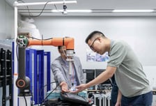 한화 3남 김동선, (주)한화 떠났다…테크·라이프 새 지주사 집중