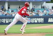 [포토] 진격의 박성한, 타격 6관왕 질주