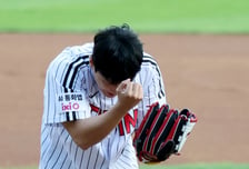[포토] '시구하고 얼굴 못드는' 배우 이준