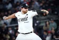 '와' 스위퍼 맞대결서 네일 꺾었다! 2G 연속 KKKKKKK+ 일취월장 콧수염 외인에 사령탑도 찬사 "거듭할수록 좋아진다"