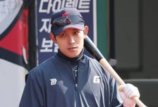 '100% 아닌데 나서더니' 롯데 황성빈, 끝내 1군 말소→최소 2주 못 본다 "왼쪽 허벅지 근육 부분 손상"