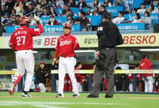[포토] 에레디아 '한참 날아가대요'