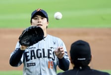 [포토] '송찬의에 2점홈런 허용' LG전 선발나선 한화 왕옌청