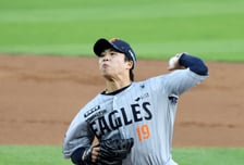 [포토] '송찬의에 2점홈런 허용' LG전 선발나선 한화 왕옌청