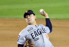 [포토]만루위기에 강판 '7회말 등판한' 한화 좌완 권민규