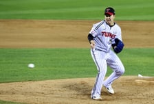 [한번에쓱] '마지막 아웃카운트는 반사신경이 해냈다!' 유영찬 11경기 연속 세이브