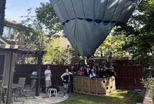 "집에서 쉬다가 깜짝"…주택 뒷마당에 13명 탄 대형 열기구 불시착