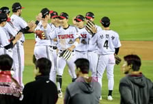 [한번에쓱] 오늘은 팀 완봉이다! '한화전 3-0 승리 자축하는 LG선수들