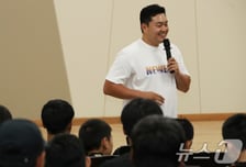 메이저리그 출신 최지만, '울산 웨일즈' 입단...연봉 3000만원